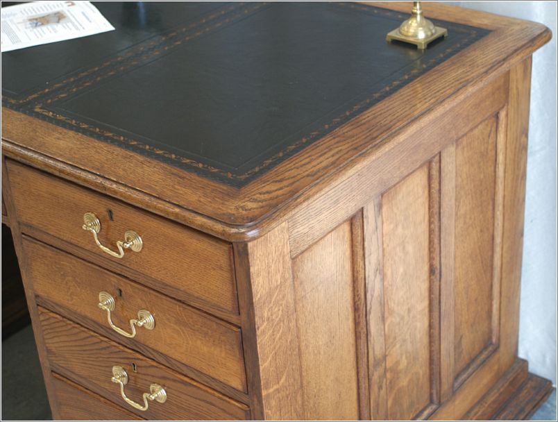 2075 Drawers and Panelled Sides Detail